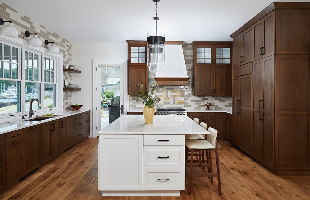 Bild på ett mycket stort vintage vit vitt kök, med en undermonterad diskho, skåp i shakerstil, flerfärgad stänkskydd, integrerade vitvaror, mellanmörkt trägolv, en köksö, brunt golv, skåp i mörkt trä och stänkskydd i keramik