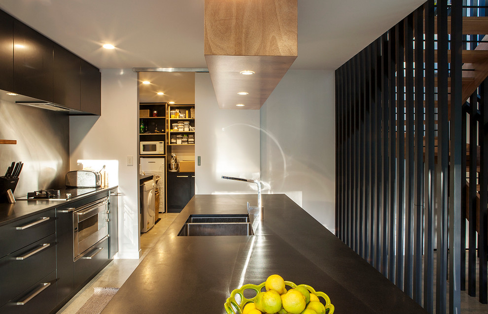 Foto på ett funkis kök, med betonggolv och en köksö
