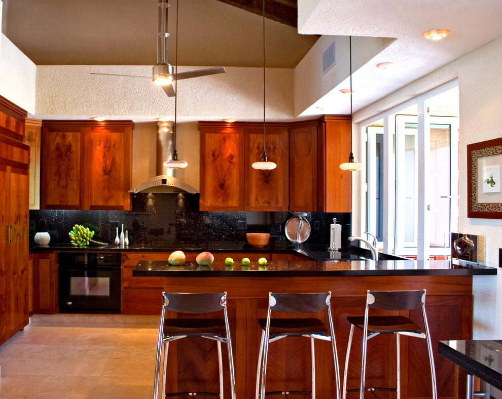 Свежая идея для дизайна: кухня в современном стиле с темными деревянными фасадами и черным фартуком - отличное фото интерьера