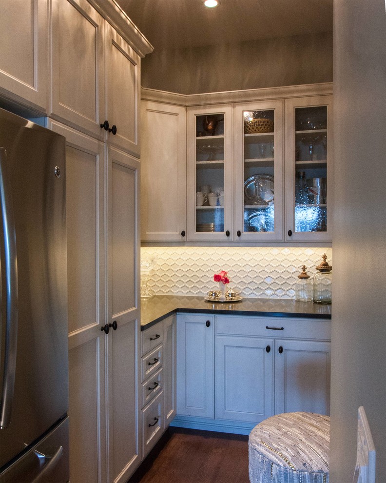 Große Shabby-Chic Wohnküche in U-Form mit Unterbauwaschbecken, Schrankfronten mit vertiefter Füllung, Granit-Arbeitsplatte, Küchenrückwand in Grau, Rückwand aus Porzellanfliesen, hellem Holzboden und Kücheninsel in Seattle