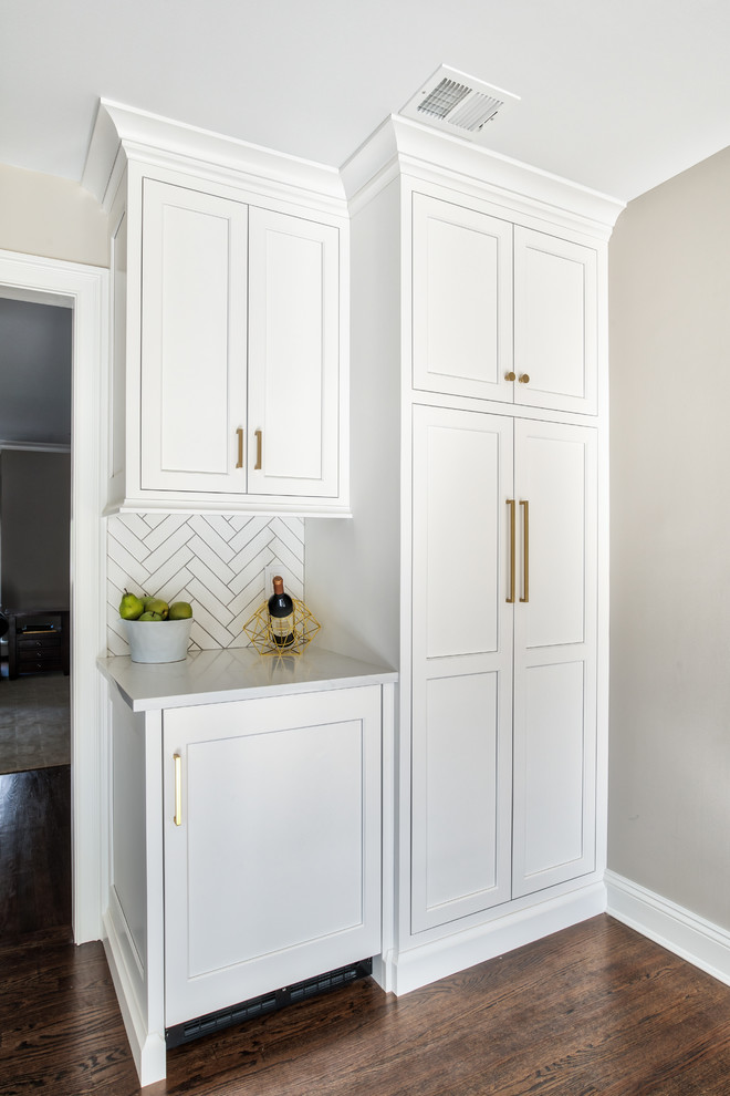 Foto de cocina clásica renovada con fregadero sobremueble, puertas de armario blancas, encimera de cuarzo compacto, electrodomésticos con paneles y suelo de madera oscura