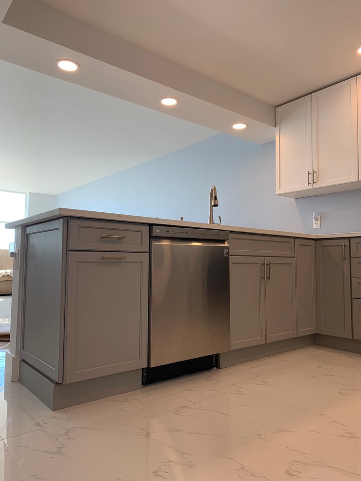 Idéer för att renovera ett litet funkis vit vitt kök med öppen planlösning, med en undermonterad diskho, skåp i shakerstil, grå skåp, marmorbänkskiva, rostfria vitvaror, marmorgolv, en halv köksö och vitt golv