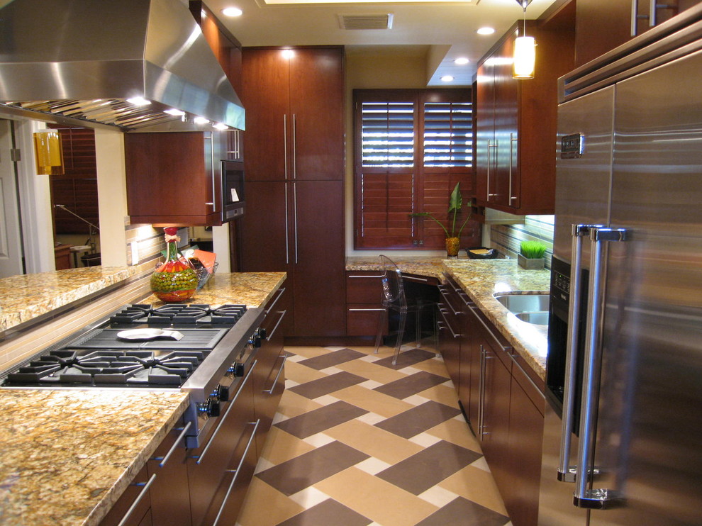 Idéer för att renovera ett litet funkis kök, med en dubbel diskho, släta luckor, skåp i mörkt trä, granitbänkskiva, beige stänkskydd, stänkskydd i stickkakel, rostfria vitvaror och klinkergolv i porslin