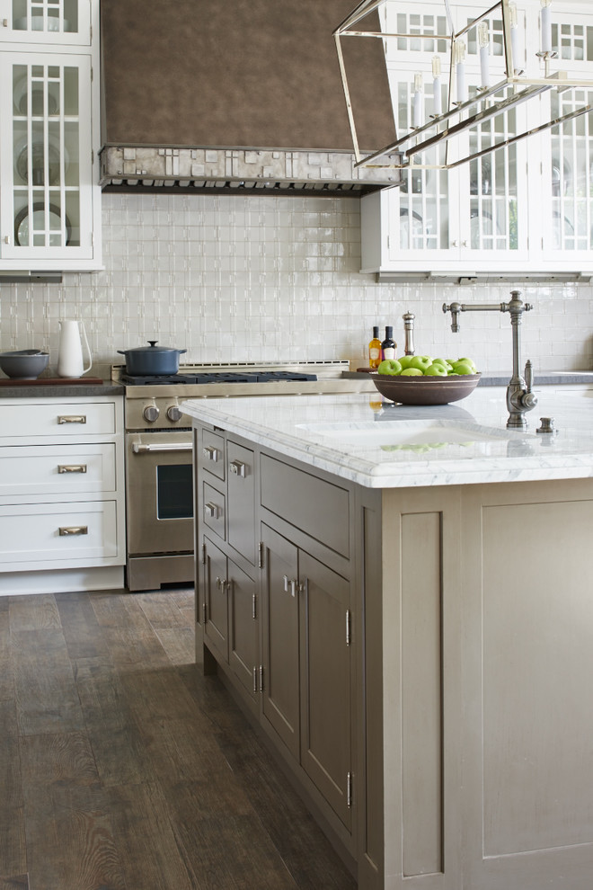 Ejemplo de cocina clásica renovada con salpicadero verde, salpicadero de azulejos de cerámica, suelo de baldosas de porcelana y una isla