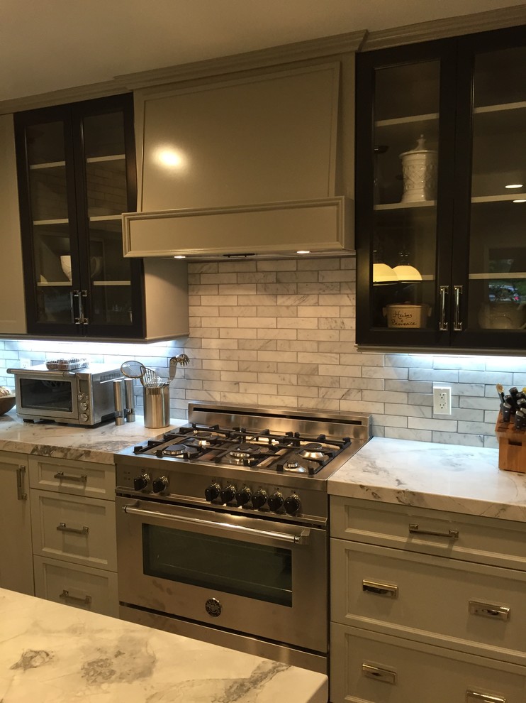 Medium sized contemporary l-shaped open plan kitchen in Los Angeles with shaker cabinets, grey cabinets, quartz worktops, grey splashback, stone tiled splashback, stainless steel appliances, an island, a submerged sink and porcelain flooring.