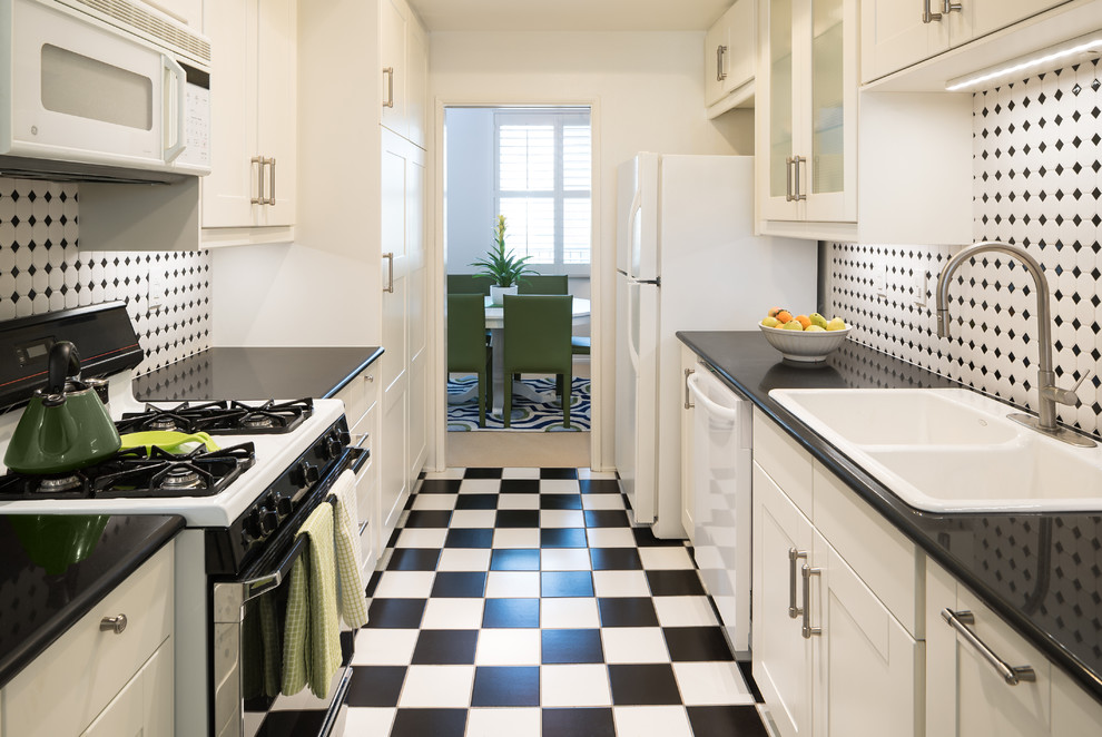 Foto på ett litet funkis kök, med en nedsänkt diskho, skåp i shakerstil, vita skåp, bänkskiva i kvartsit, flerfärgad stänkskydd, stänkskydd i keramik, vita vitvaror och klinkergolv i keramik