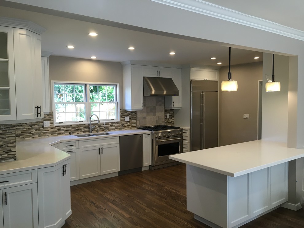 Eat-in kitchen - transitional single-wall medium tone wood floor eat-in kitchen idea in Los Angeles with a double-bowl sink, shaker cabinets, white cabinets, quartz countertops, multicolored backsplash, matchstick tile backsplash, stainless steel appliances and a peninsula