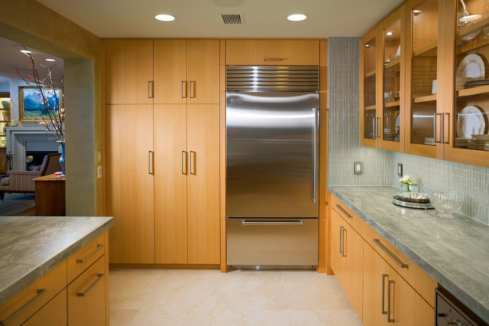 ロサンゼルスにあるコンテンポラリースタイルのおしゃれなキッチン (ガラス扉のキャビネット、シルバーの調理設備) の写真