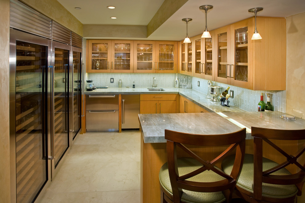Пример оригинального дизайна: кухня в современном стиле с стеклянными фасадами и техникой из нержавеющей стали
