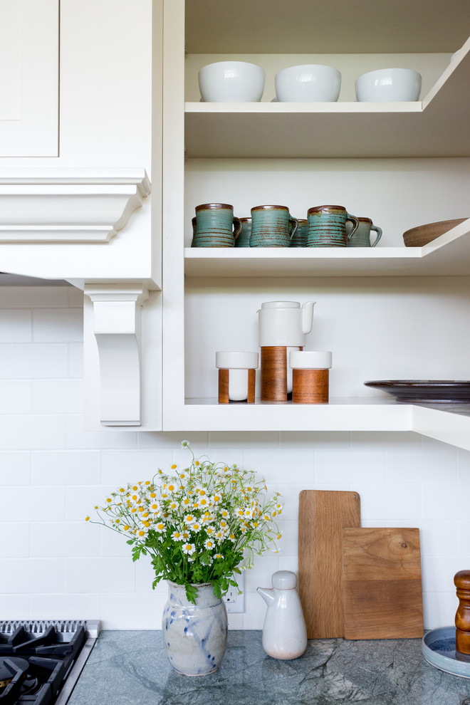 Amerikansk inredning av ett litet grå grått kök, med en rustik diskho, skåp i shakerstil, vita skåp, bänkskiva i kvartsit, vitt stänkskydd, stänkskydd i keramik, färgglada vitvaror, mellanmörkt trägolv och en köksö