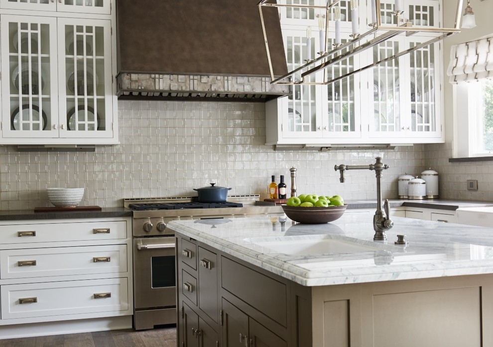 Klassische Küche in L-Form mit Kalkstein-Arbeitsplatte, Küchenrückwand in Grau, Rückwand aus Keramikfliesen, Porzellan-Bodenfliesen, Kücheninsel, Schrankfronten im Shaker-Stil und weißen Schränken in Los Angeles