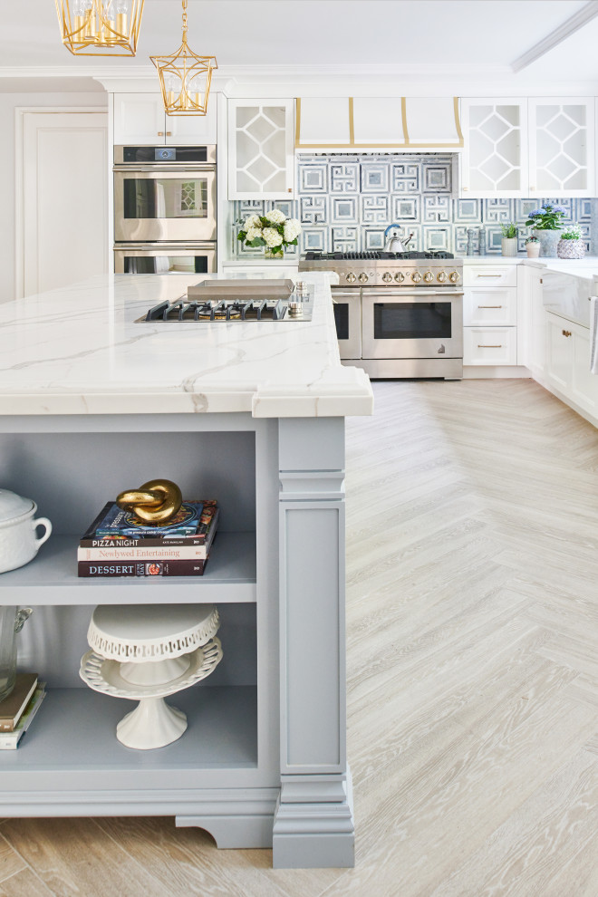 Inspiration för klassiska vitt kök och matrum, med luckor med profilerade fronter, vita skåp, bänkskiva i kvarts, blått stänkskydd, stänkskydd i marmor, rostfria vitvaror, klinkergolv i porslin och beiget golv
