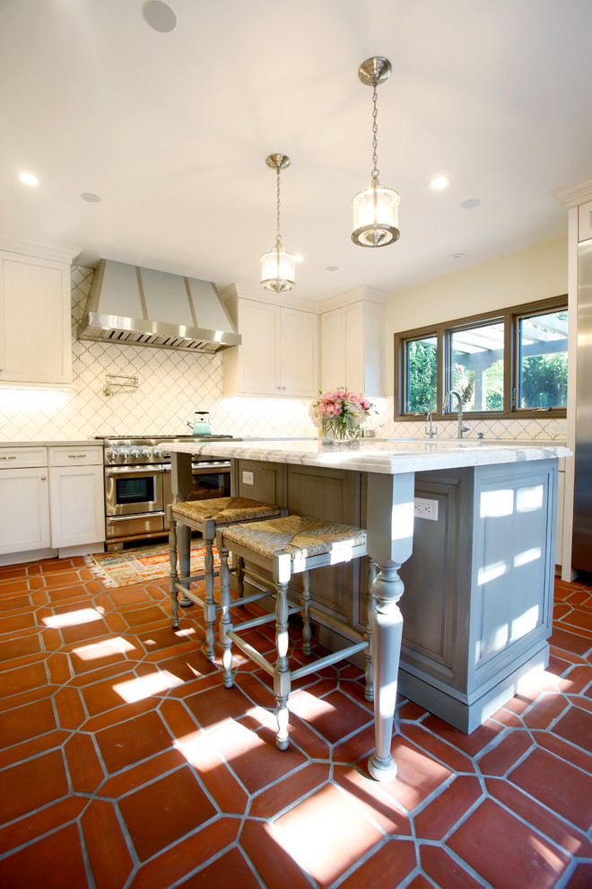 Idéer för att renovera ett mellanstort vintage vit vitt kök, med en rustik diskho, luckor med infälld panel, vita skåp, marmorbänkskiva, vitt stänkskydd, stänkskydd i keramik, rostfria vitvaror, klinkergolv i terrakotta, en köksö och orange golv