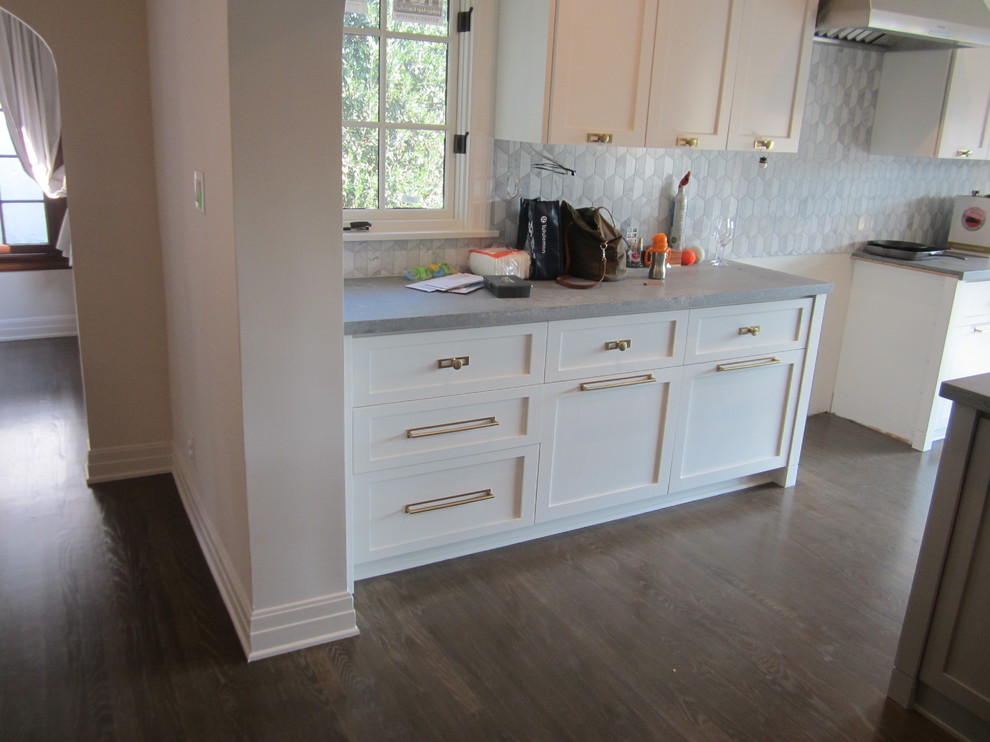 Foto på ett stort amerikanskt grå kök och matrum, med en undermonterad diskho, skåp i shakerstil, vita skåp, bänkskiva i betong, grått stänkskydd, stänkskydd i marmor, rostfria vitvaror, mörkt trägolv, en köksö och flerfärgat golv