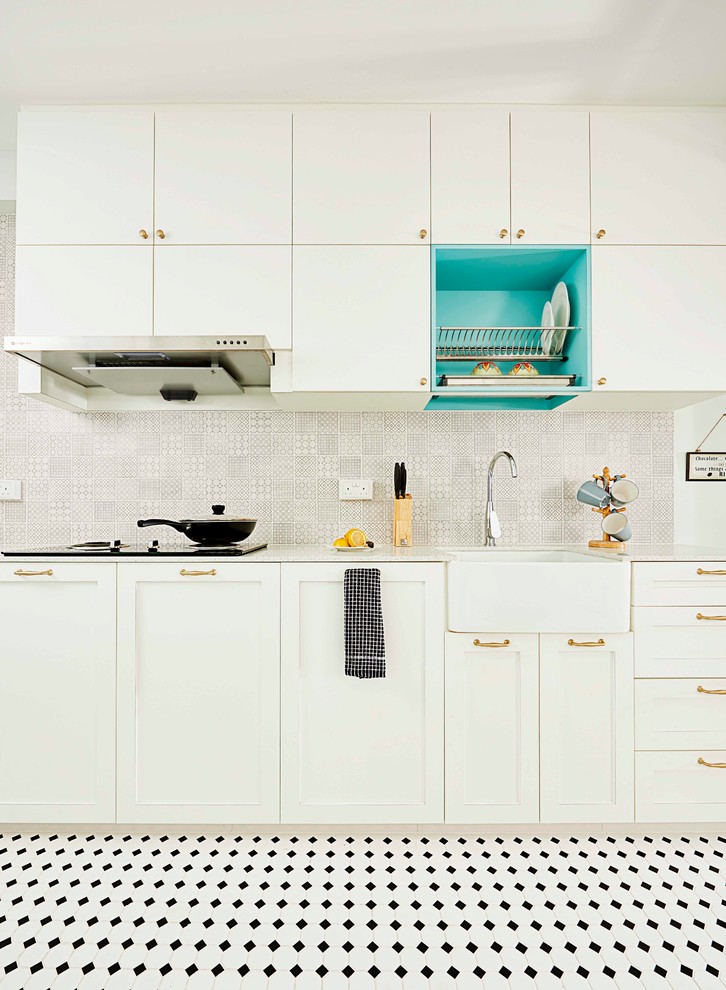 Eklektische Küche mit Landhausspüle, Schrankfronten im Shaker-Stil, weißen Schränken, Küchenrückwand in Grau, buntem Boden und weißer Arbeitsplatte in Singapur