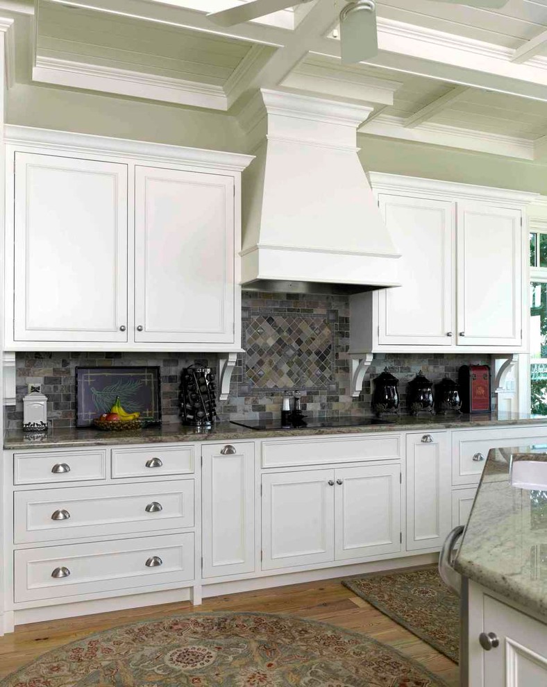 Kitchen - traditional kitchen idea in Tampa
