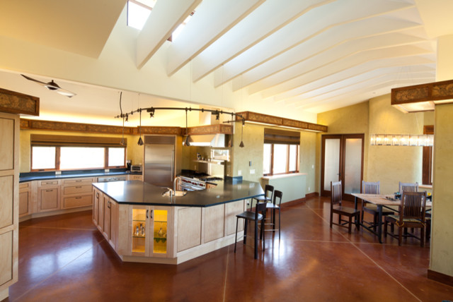 Moderne Wohnküche in U-Form mit Unterbauwaschbecken, Schrankfronten mit vertiefter Füllung, hellen Holzschränken, Quarzwerkstein-Arbeitsplatte, Küchenrückwand in Schwarz und Küchengeräten aus Edelstahl in San Luis Obispo