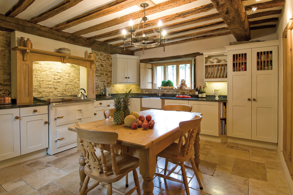 Kleine Country Küche in L-Form mit Landhausspüle, Schrankfronten mit vertiefter Füllung, weißen Schränken und weißen Elektrogeräten in Devon
