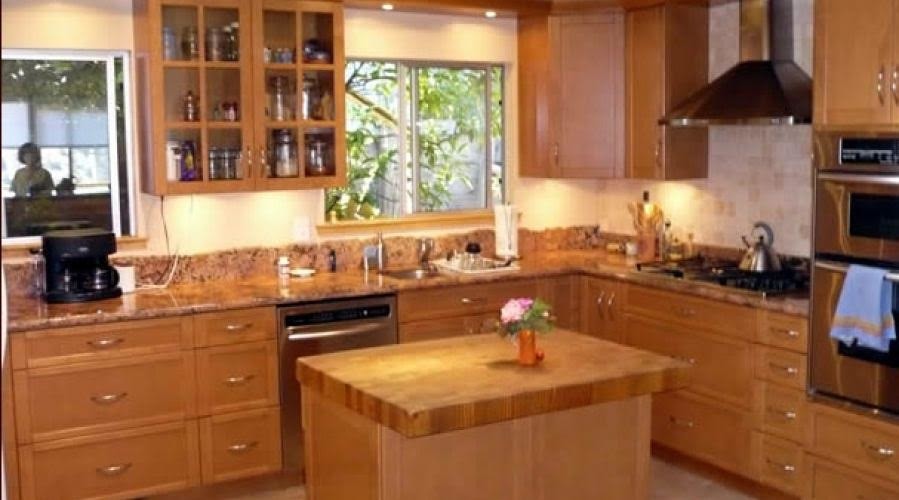 Klassisk inredning av ett avskilt, mellanstort l-kök, med en undermonterad diskho, skåp i shakerstil, skåp i mellenmörkt trä, träbänkskiva, beige stänkskydd, stänkskydd i keramik, rostfria vitvaror, klinkergolv i keramik, en köksö och beiget golv