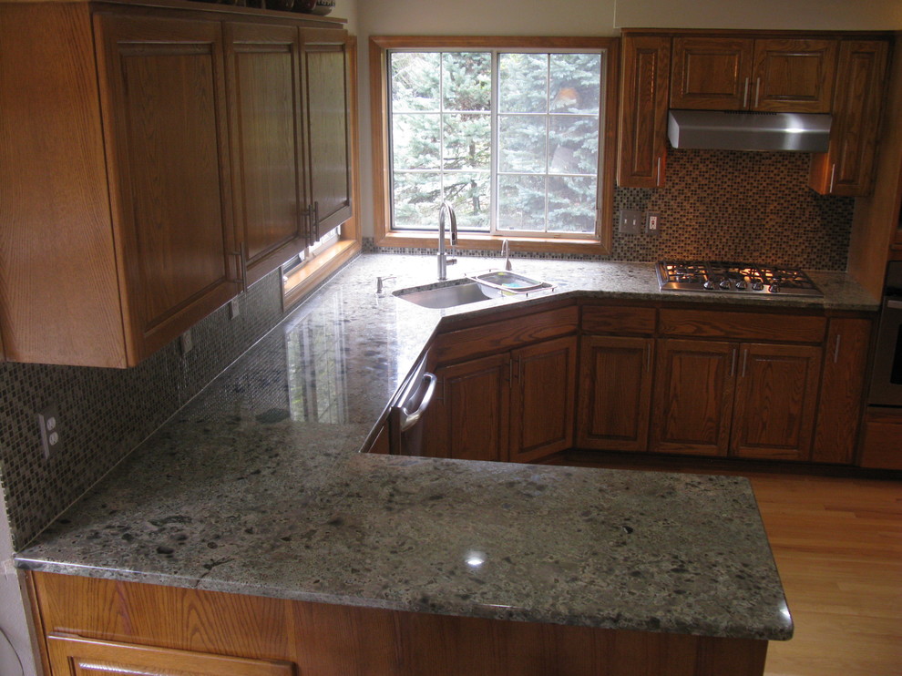Photo of a classic kitchen in Portland.
