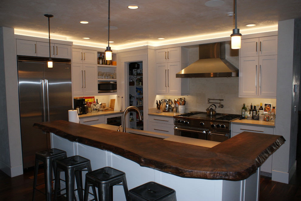 Bild på ett mellanstort amerikanskt kök, med en undermonterad diskho, skåp i shakerstil, vita skåp, rostfria vitvaror, mörkt trägolv, en köksö, bänkskiva i zink, beige stänkskydd och stänkskydd i stenkakel