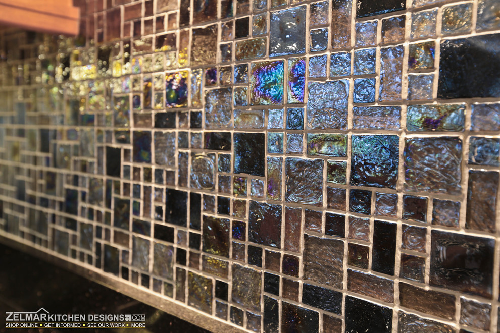 Immagine di una cucina ad U minimalista di medie dimensioni con ante lisce, ante in legno chiaro, top in granito, paraspruzzi multicolore e paraspruzzi con piastrelle di vetro