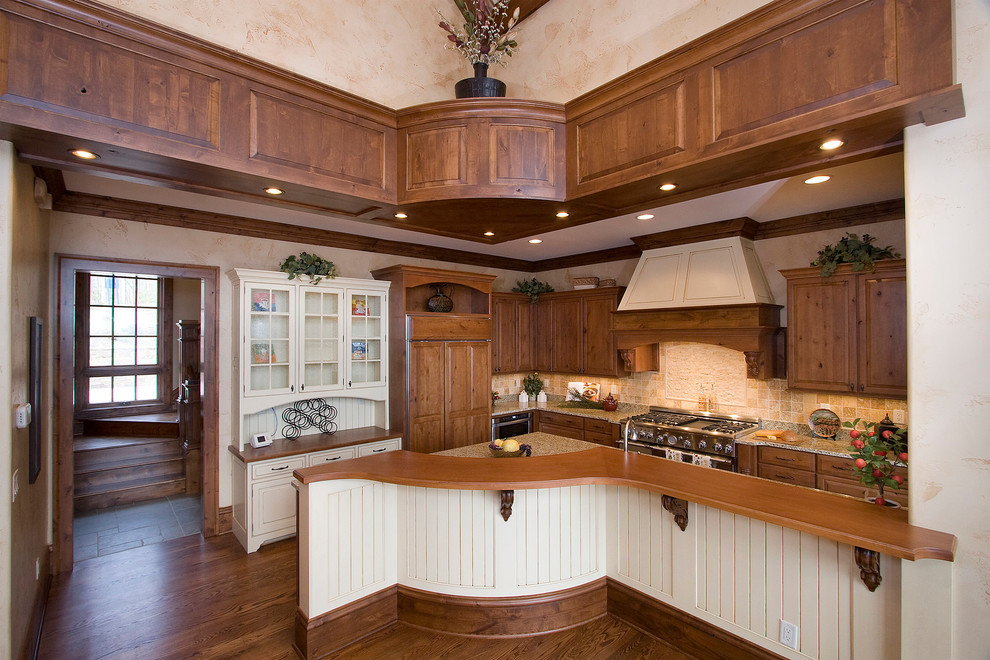 Idéer för ett klassiskt kök, med luckor med upphöjd panel, skåp i mellenmörkt trä och beige stänkskydd