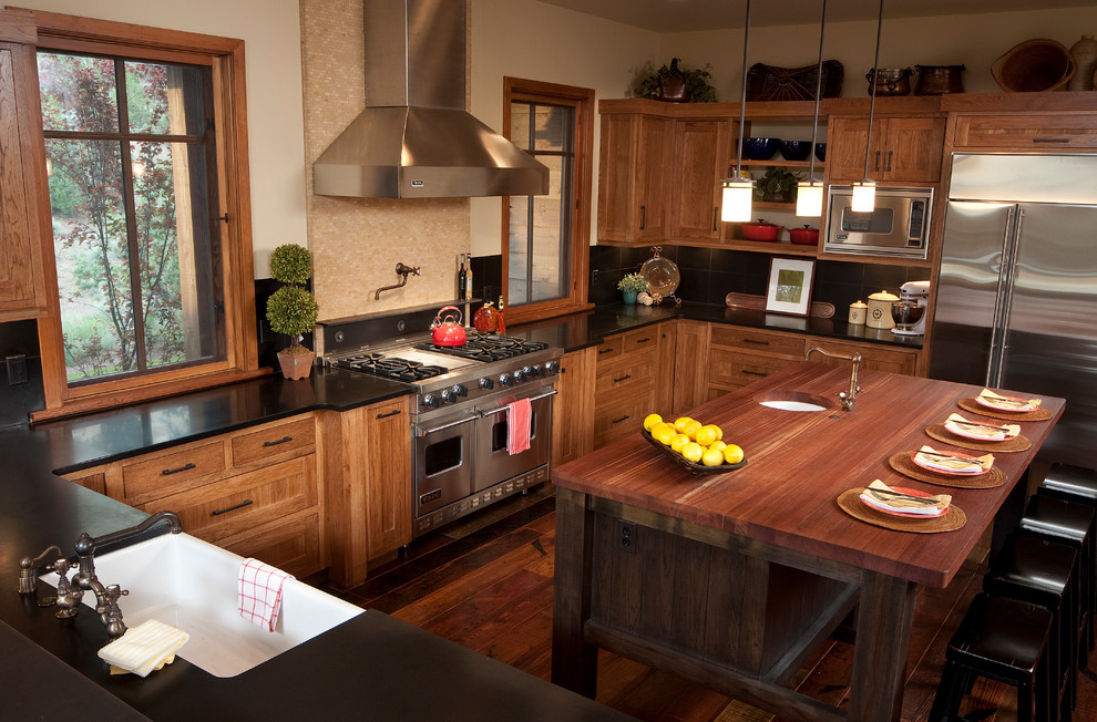 Klassische Küche mit Rückwand aus Mosaikfliesen, Landhausspüle und Küchengeräten aus Edelstahl in Sonstige