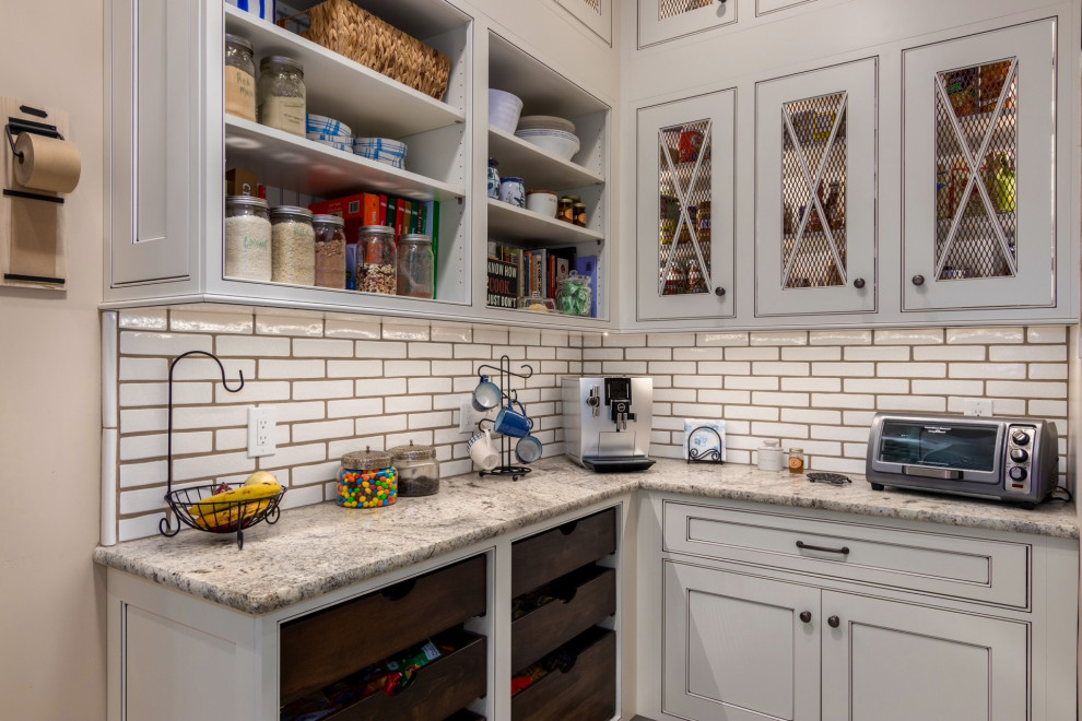 Exempel på ett lantligt kök, med en rustik diskho, granitbänkskiva, vitt stänkskydd, rostfria vitvaror, en köksö och vita skåp