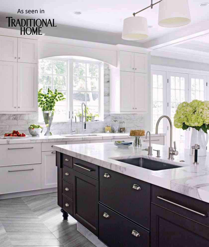 Immagine di un'ampia cucina con lavello sottopiano, ante in stile shaker, ante in legno bruno, top in marmo, paraspruzzi bianco, elettrodomestici in acciaio inossidabile e pavimento in marmo