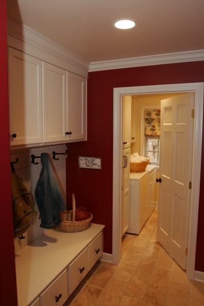 Ejemplo de cocina tradicional de tamaño medio cerrada con armarios con paneles lisos, puertas de armario blancas y suelo de travertino