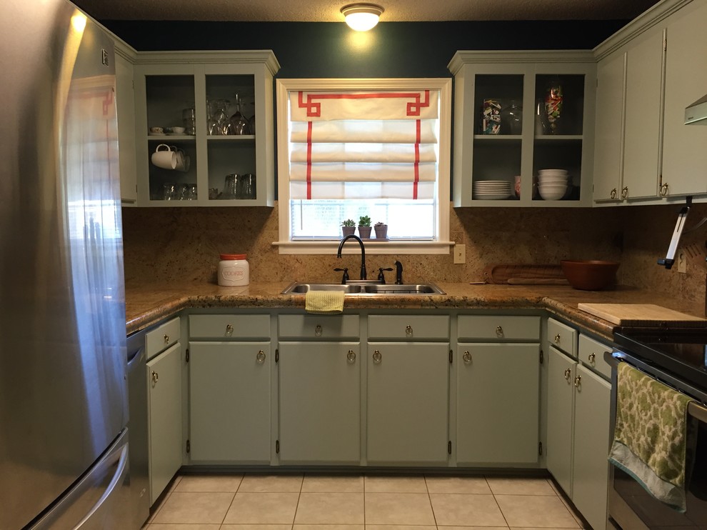 ニューオリンズにある低価格の小さなエクレクティックスタイルのおしゃれなキッチン (ドロップインシンク、フラットパネル扉のキャビネット、青いキャビネット、御影石カウンター、茶色いキッチンパネル、石タイルのキッチンパネル、シルバーの調理設備、クッションフロア、アイランドなし、白い床) の写真