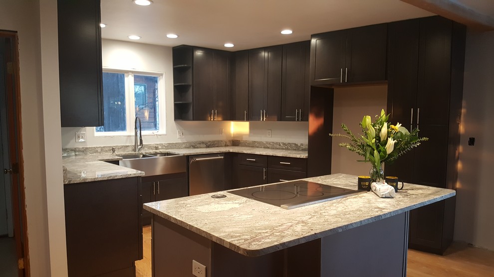 Moderne Küche in U-Form mit Schrankfronten im Shaker-Stil, grauen Schränken, Granit-Arbeitsplatte und Kücheninsel in Sonstige