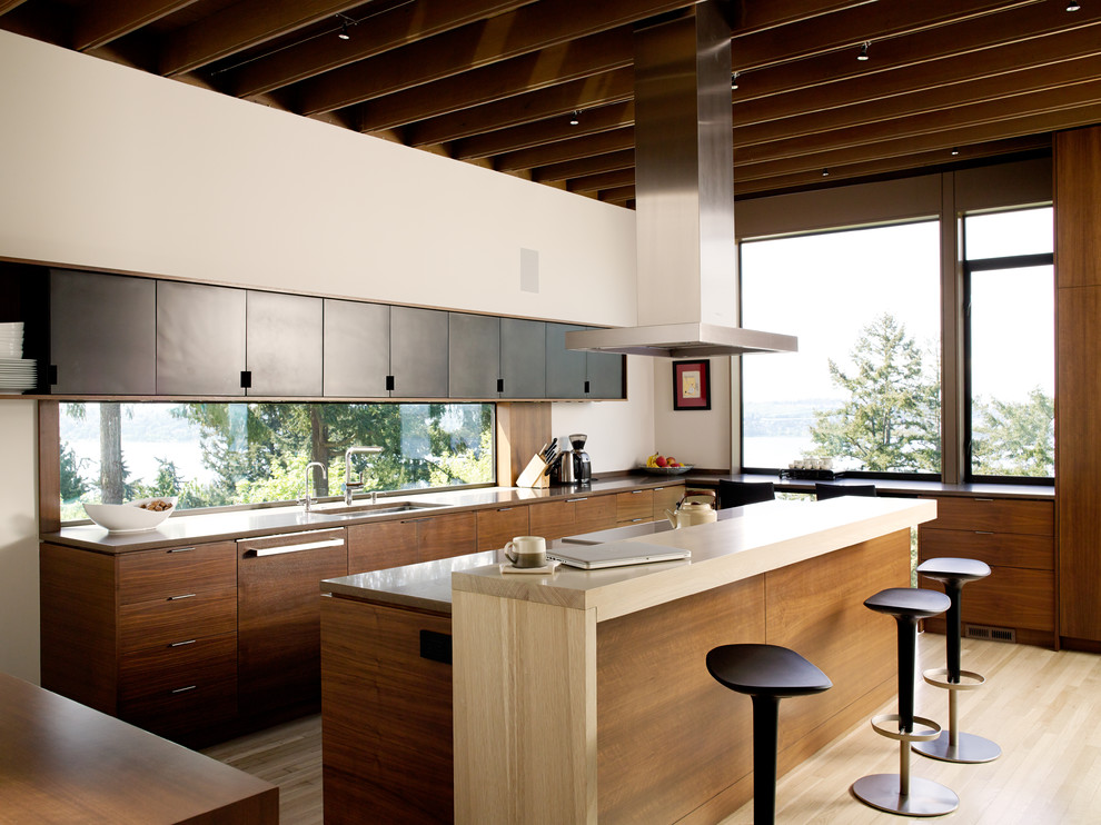 Esempio di una cucina minimalista con lavello sottopiano, ante lisce, ante in legno scuro, parquet chiaro, pavimento beige, top grigio e paraspruzzi a finestra