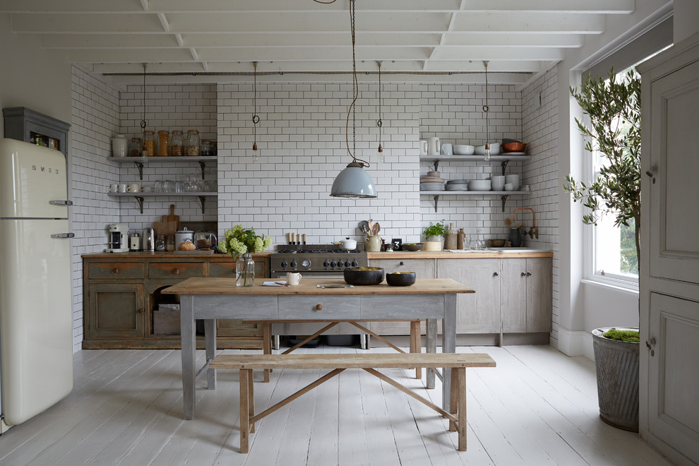 Foto de cocina moderna con puertas de armario beige, encimera de madera, salpicadero blanco, suelo de madera pintada y suelo blanco
