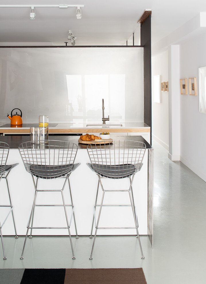 Foto på ett funkis kök, med vitt stänkskydd och glaspanel som stänkskydd