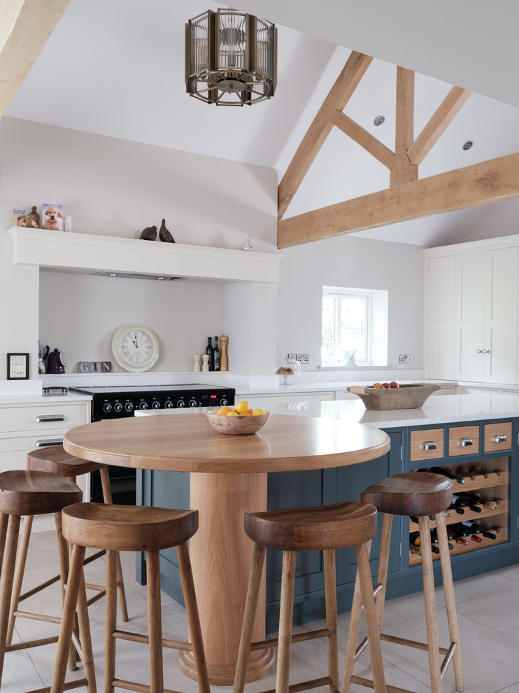 Große Moderne Küche mit Quarzit-Arbeitsplatte, Porzellan-Bodenfliesen, Kücheninsel und weißer Arbeitsplatte in Cheshire