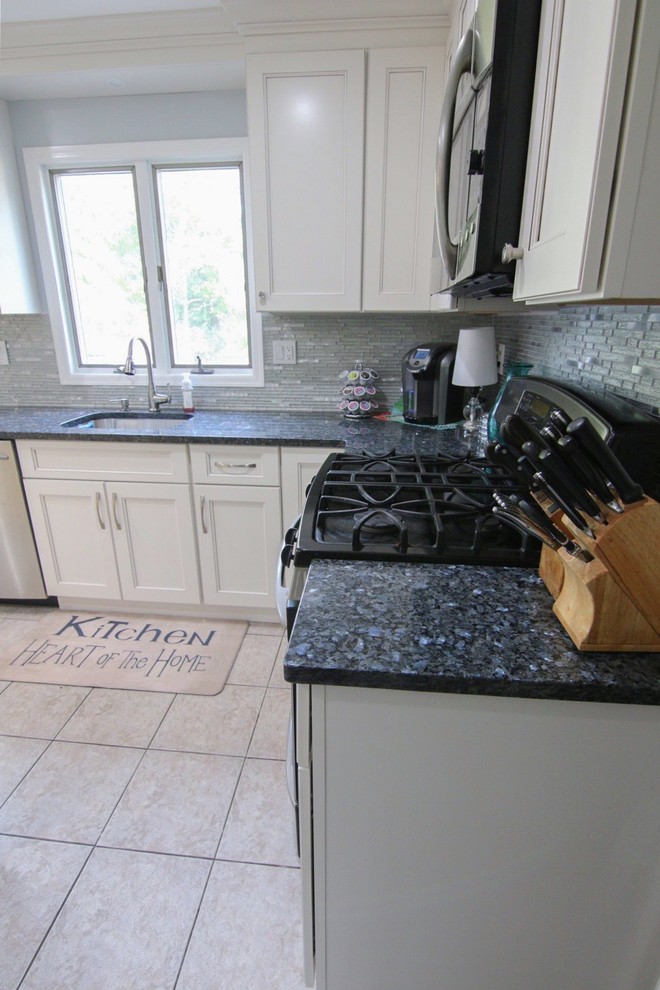 Immagine di una cucina classica chiusa e di medie dimensioni con lavello sottopiano, ante in stile shaker, ante bianche, top in granito, paraspruzzi blu, elettrodomestici in acciaio inossidabile, pavimento bianco e top blu