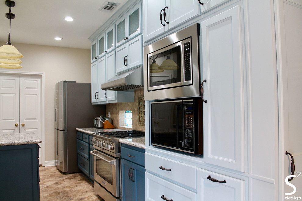 Idéer för ett mellanstort eklektiskt flerfärgad kök och matrum, med en undermonterad diskho, luckor med infälld panel, blå skåp, granitbänkskiva, beige stänkskydd, stänkskydd i travertin, rostfria vitvaror, vinylgolv, en köksö och beiget golv