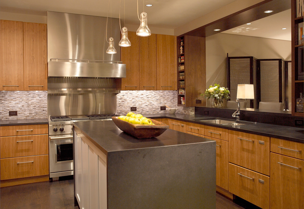 Immagine di una cucina contemporanea di medie dimensioni con lavello sottopiano, ante lisce, ante in legno scuro, top in granito, elettrodomestici in acciaio inossidabile e parquet scuro