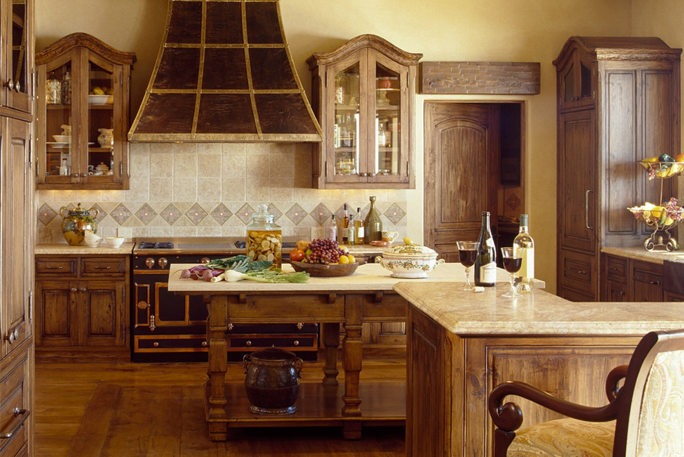 Esempio di un cucina con isola centrale mediterraneo di medie dimensioni con ante con bugna sagomata, ante in legno scuro, paraspruzzi beige, paraspruzzi con piastrelle in ceramica e pavimento in legno massello medio