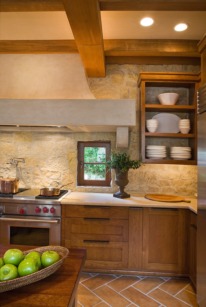 Esempio di un cucina con isola centrale mediterraneo con ante in stile shaker, ante in legno scuro, top in marmo, pavimento marrone e top bianco