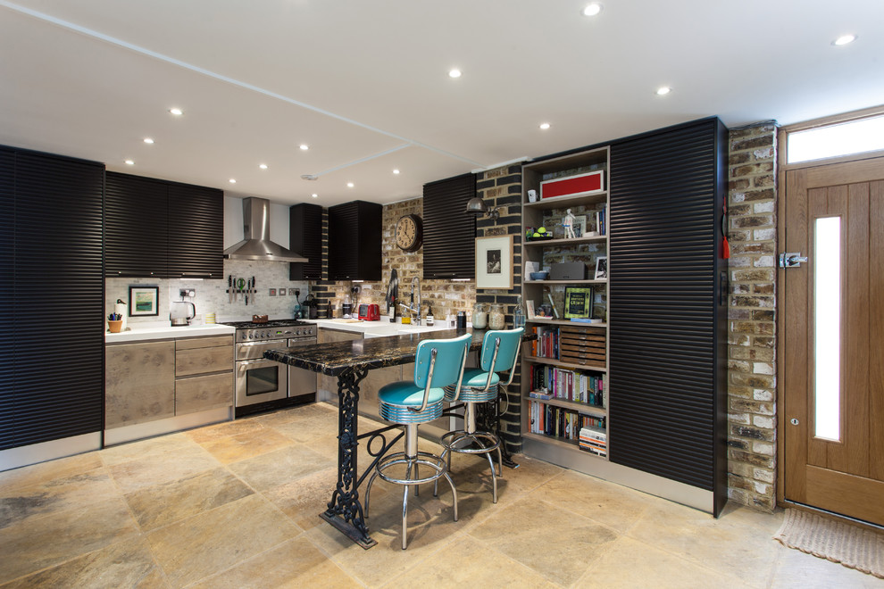 ロンドンにあるエクレクティックスタイルのおしゃれなキッチン (エプロンフロントシンク、フラットパネル扉のキャビネット、黒いキャビネット、グレーのキッチンパネル、ボーダータイルのキッチンパネル、シルバーの調理設備、ベージュの床) の写真
