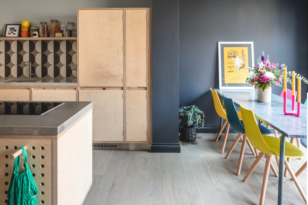 Idéer för ett mellanstort modernt grå kök, med en enkel diskho, släta luckor, skåp i ljust trä, bänkskiva i rostfritt stål, flerfärgad stänkskydd, stänkskydd i keramik, rostfria vitvaror, ljust trägolv, en köksö och grått golv
