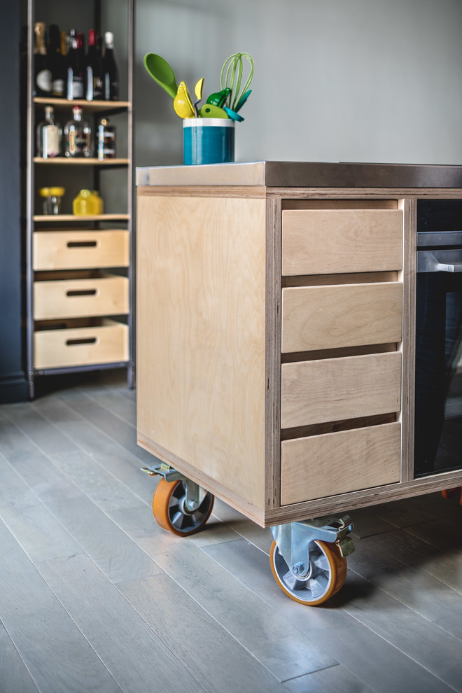 Idee per una cucina design di medie dimensioni con lavello a vasca singola, ante lisce, ante in legno chiaro, top in acciaio inossidabile, paraspruzzi multicolore, elettrodomestici in acciaio inossidabile, parquet chiaro, pavimento grigio e top grigio