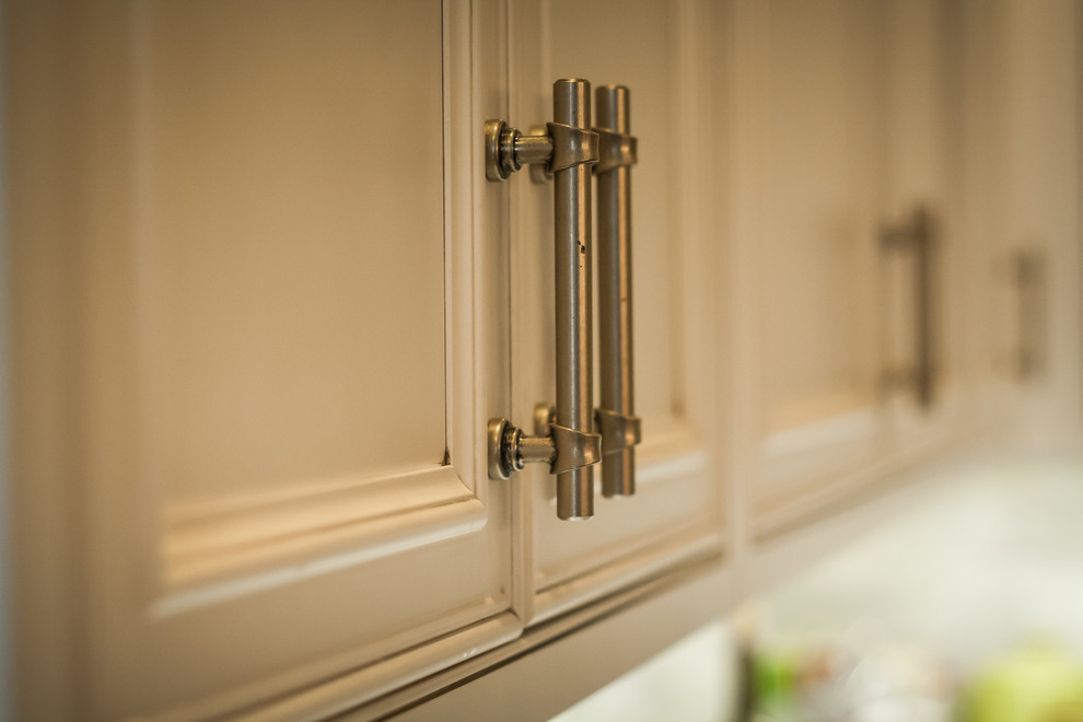 Imagen de cocina de estilo de casa de campo con puertas de armario beige