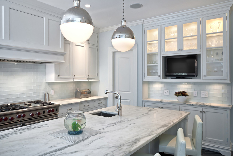Klassische Küchenbar mit Glasfronten, Küchengeräten aus Edelstahl und Granit-Arbeitsplatte in New York