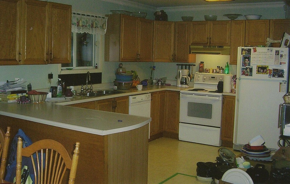 Klassische Küche in L-Form mit profilierten Schrankfronten, braunen Schränken, Granit-Arbeitsplatte, Küchenrückwand in Beige, Rückwand aus Keramikfliesen, Küchengeräten aus Edelstahl, Porzellan-Bodenfliesen und Kücheninsel in Ottawa