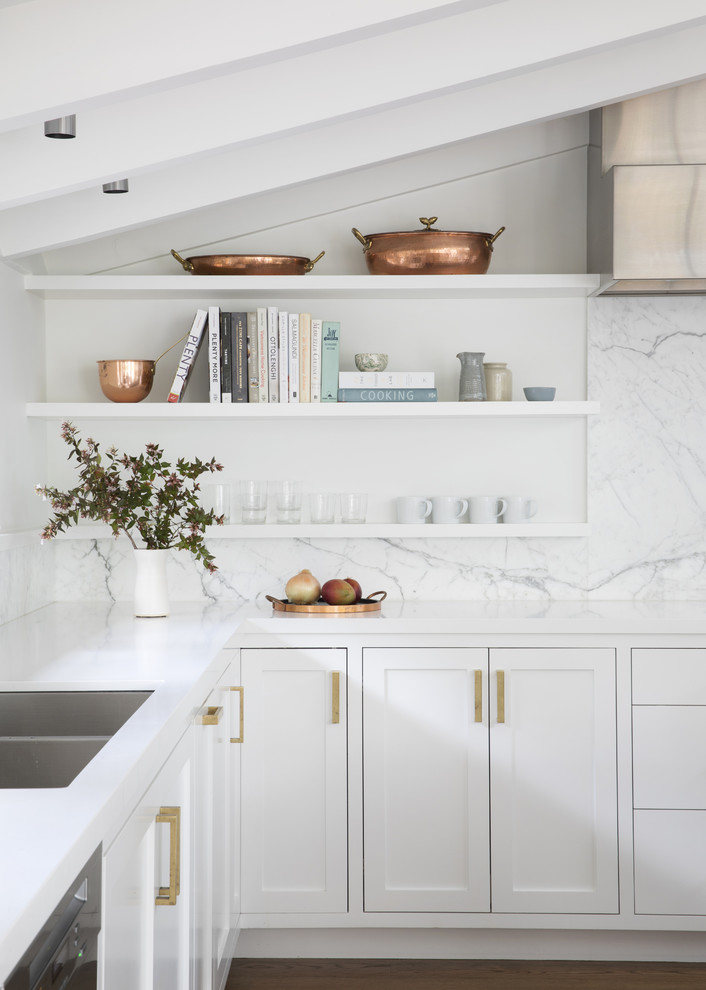 Moderne Küche mit Unterbauwaschbecken, Quarzwerkstein-Arbeitsplatte, Küchenrückwand in Weiß, Rückwand aus Marmor, Küchengeräten aus Edelstahl, dunklem Holzboden und braunem Boden in San Francisco