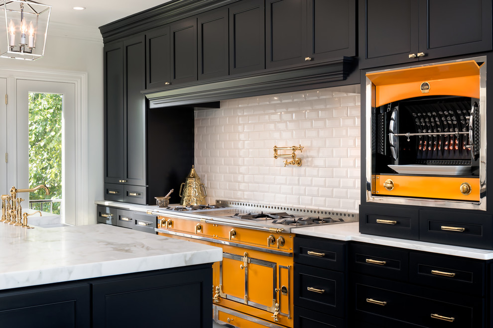 Exempel på ett stort klassiskt kök, med en rustik diskho, luckor med infälld panel, blå skåp, marmorbänkskiva, vitt stänkskydd, stänkskydd i tunnelbanekakel, integrerade vitvaror, ljust trägolv och flera köksöar